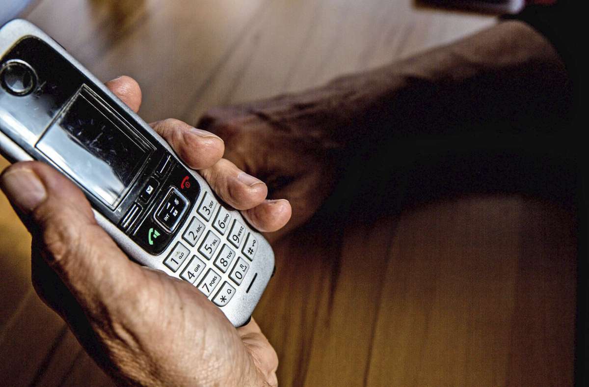 Gerade für ältere Menschen ist das Telefon nach wie vor sehr wichtig. Foto: imago/Fotostand