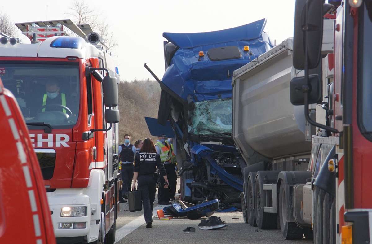 Lkw-Fahrer ums Leben gekommen: Etliche Gaffer filmen tödlichen Unfall auf A8 bei Pforzheim