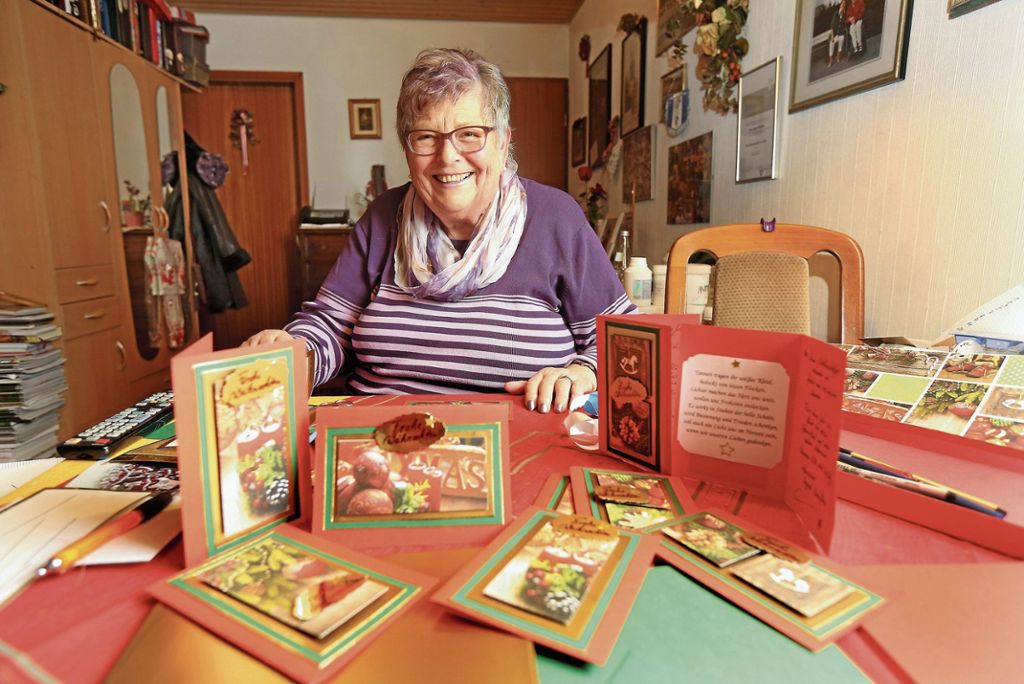 Ingrid Barufka und ihr Kreativbereich: Jedes Jahr zur Weihnachtszeit sitzt die Rentnerin an ihrem Wohnzimmertisch und bastelt Karten für Bekannte und Verwandte. Einige Exemplare bewahrt sie zur Erinnerung auf und verstaut sie in Schuhkartons. Foto: Bulgrin