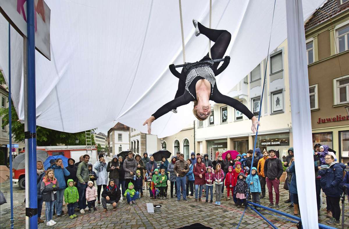 Wenn das Straßenkunstfestival lockt, lässt sich das Publikum nur zu gern von den Künstlern verzaubern. Foto: Roberto Bulgrin