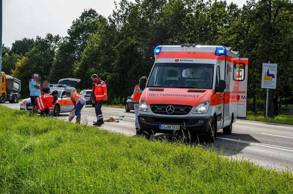 Motorradfahrer rutscht mehr als 40 Meter über den Asphalt: Baltmannsweiler: Motorradfahrer bei Kollision schwer verletzt