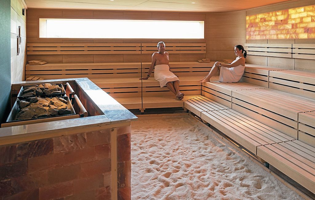Die Salzsauna in der Saunawelt ist mit Salzkristallen ausgelegt, außerdem sind Himalaya Salzsteine in dem Raum verbaut. Foto: e