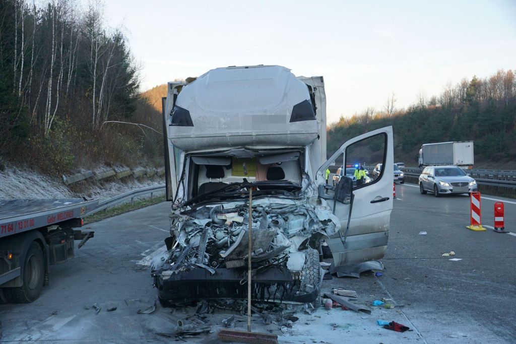 Ein Lkw-Fahrer wurde schwer verletzt: Schwerer Unfall auf der A8