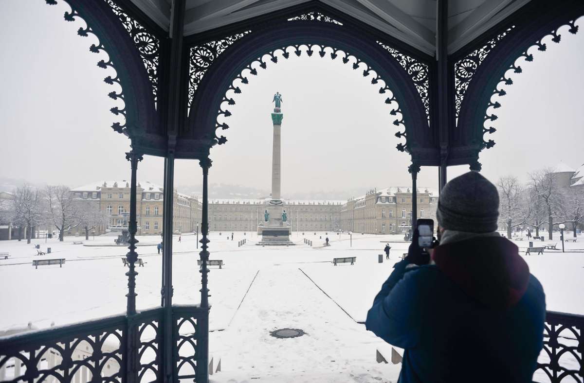 Der Stuttgarter Schlossplatz im Schnee ist ein beliebtes Fotomotiv.