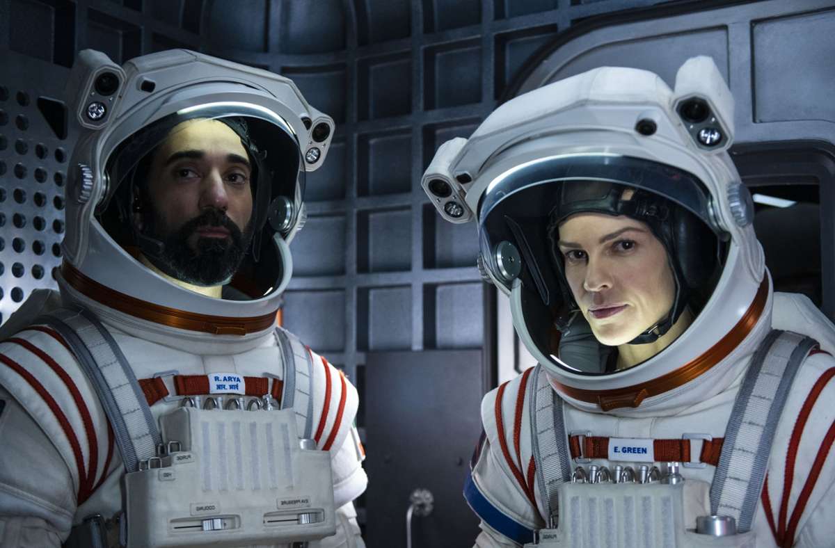 1. Away Die  Astronautin Emma Green (Hilary Swank, rechts, mit Ray Panthaki) fliegt mit einem internationalen Team zum Mars und lässt für lange Zeit Mann und Tochter auf der Erde zurück. Das zehnteilige Science-Fiction-Drama ist nicht als teures Action-Spektakel angelegt, sondern überzeugt als  emotional aufgeladenes Weltraum-Kammerspiel.  Netflix, 4. September Hier geht es zum Trailer