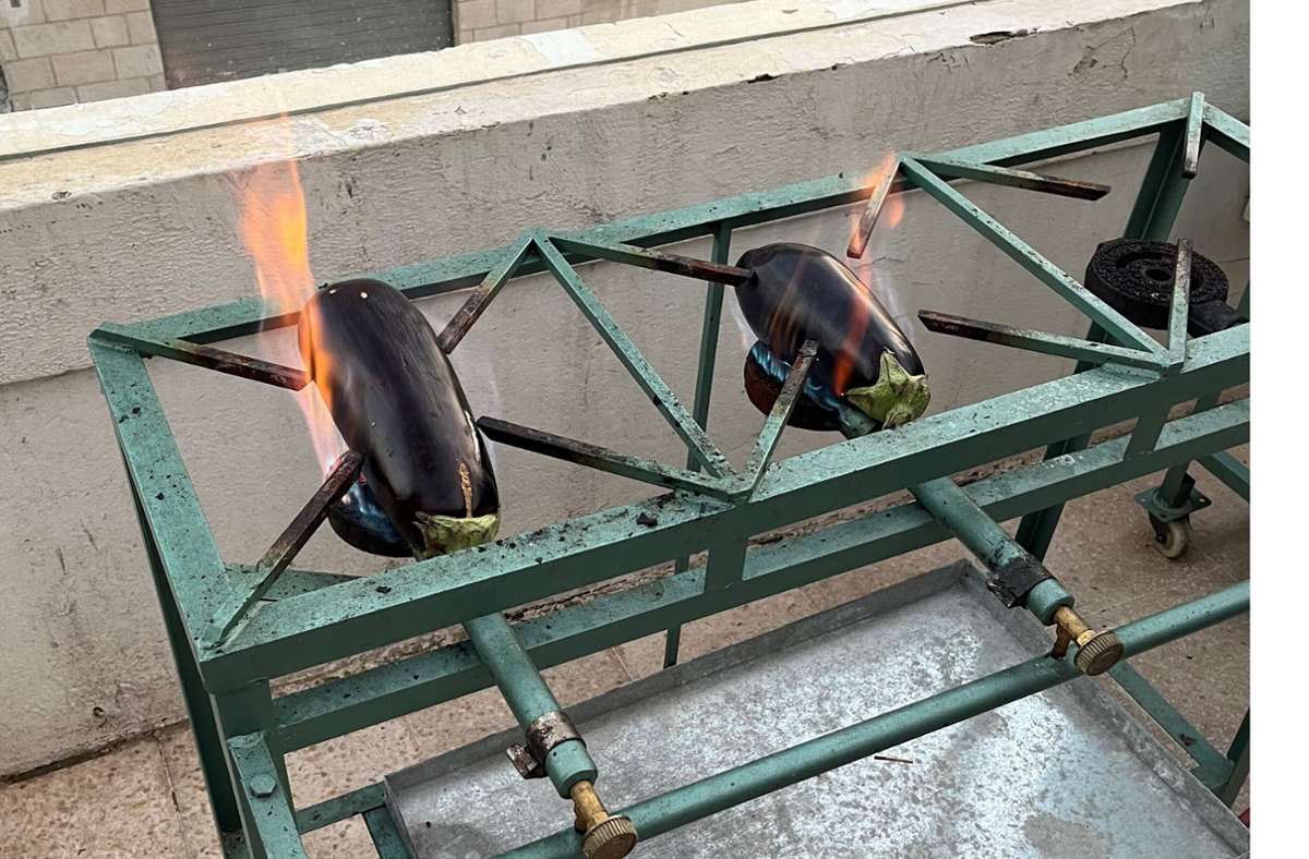 Die Auberginen müssen richtig brennen. Foto: Susanne Hamann