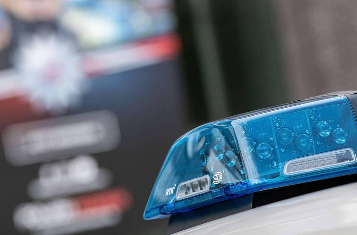 Unfall in Pforzheim: Mit mehreren Haftbefehlen gesuchter Mann flieht vor Polizei