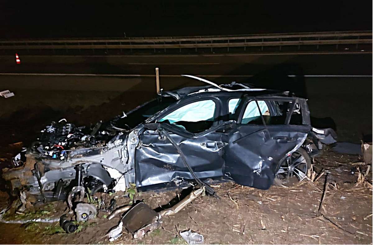 Unfall auf A81: Auto wird 80 Meter durch die Luft geschleudert -Fahrer stirbt
