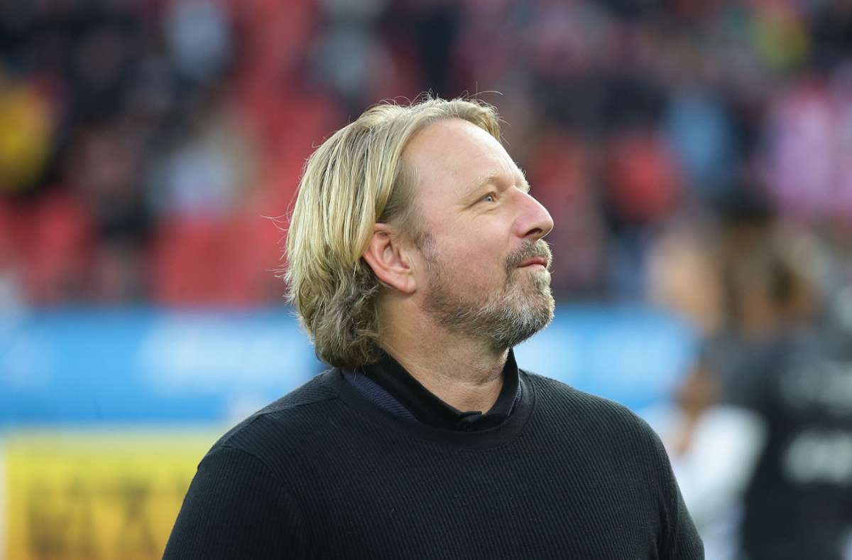 Bleibt er oder geht er? Bald fällt die Entscheidung über eine mögliche Vertragsverlängerung von Sven Mislintat beim VfB Stuttgart. In unserer Bildergalerie blicken wir auf das letzte Pflichtspiel des Jahres bei Bayer Leverkusen zurück.