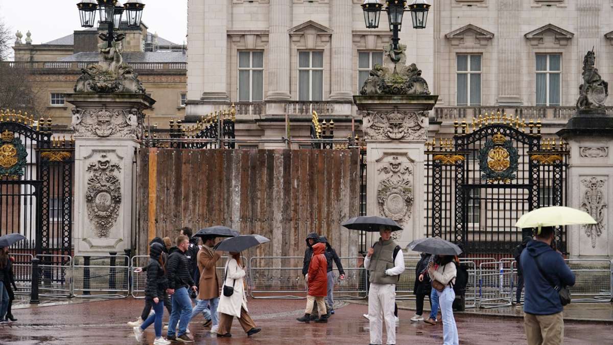 London: Auto kracht in Tor des Buckingham-Palasts - Festnahme