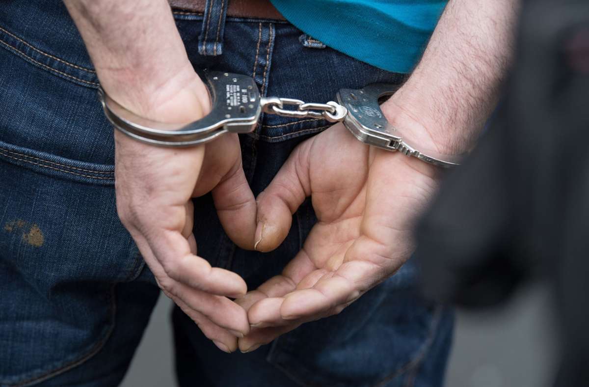 Zollkontrolle in ICE im Kreis Lörrach: 300 Gramm Gras und drei Haftbefehle – 33-Jähriger festgenommen