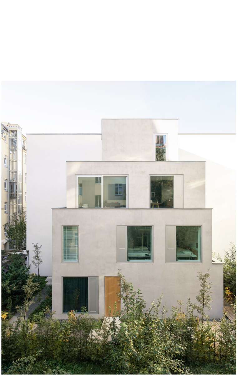 Das Projekt „RHE42“ ist ein Entwurf von Patrick Batek. Der Neubau mit zwei Wohneinheiten steht in einem Innenhof in Berlin Mitte, sein viergeschossiger Baukörper besteht aus drei übereinander gestapelten Boxen. Die kleinere der beiden Wohnungen (60 Quadratmeter) liegt im Erdgeschoss. Die größere Wohnung (130 Quadratmeter) erstreckt sich über die drei Obergeschosse, mit einem Entree im Erdgeschoss.