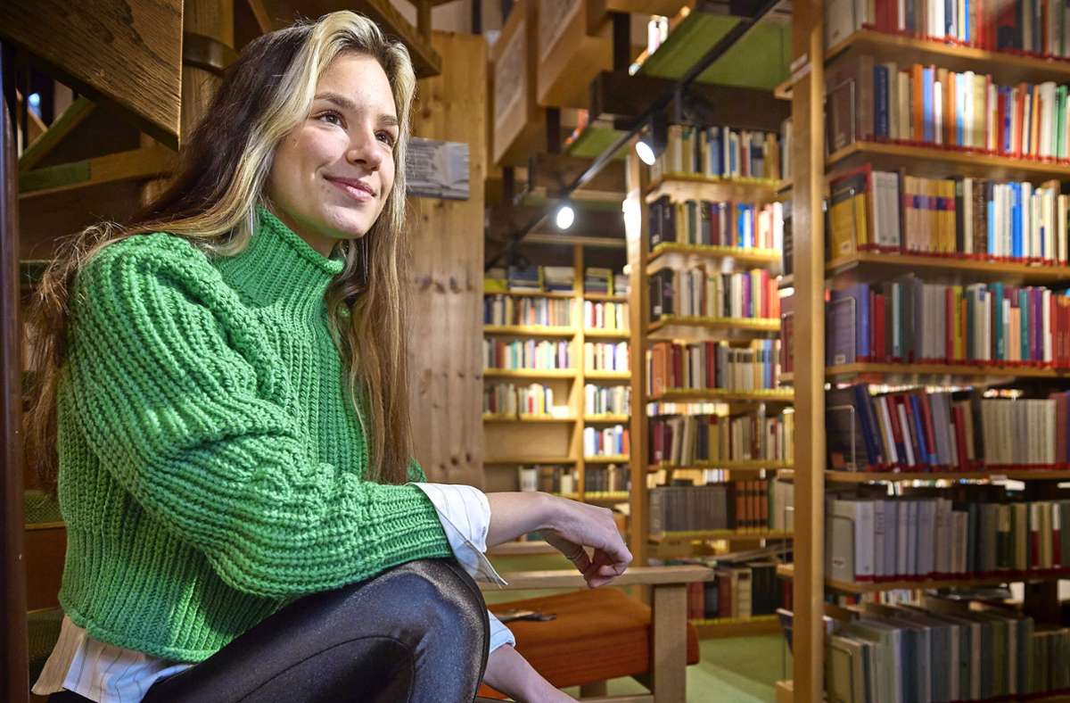 Kira Geiss in der Bibliothek der Missionsschule in Weissach im Tal
