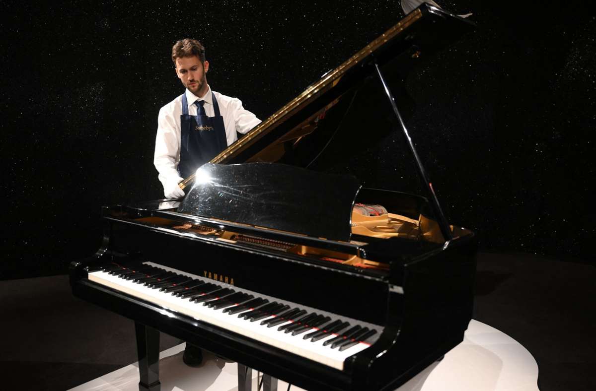 Auktion bei Sotheby’s in London: Klavier von Freddie Mercury für zwei Millionen Euro versteigert