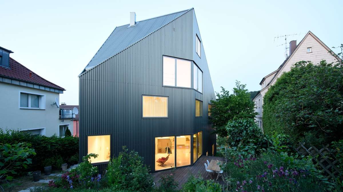 Die Architekten Matias Stumpfl und Sebastian Wockenfuß  haben  auf einem engen Grundstück am Steilhang in Stuttgart ein Zuhause für zwei Familien entworfen.