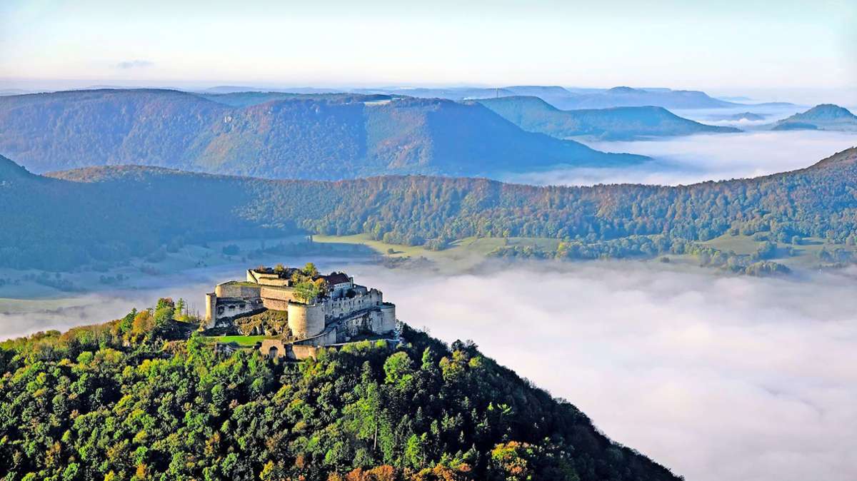 Von der Festungsruine Hohenneuffen, auf einem hohen Kalkfelsen sitzend, haben Besucher einen weitgehenden Ausblick bis nach Stuttgart.