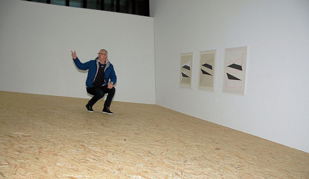 Für das Ausstellungsprojekt „mehrdimensional“ in der Städtischen Galerie Ostfildern hat der Künstler Tobias Ruppert den Raum mit einer Holzrampe versehen und eröffnet so neue Sichtweisen.: Kunst auf der schiefen Bahn