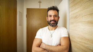45-Jähriger trägt ein schweres Holzkreuz, wie einst Jesus