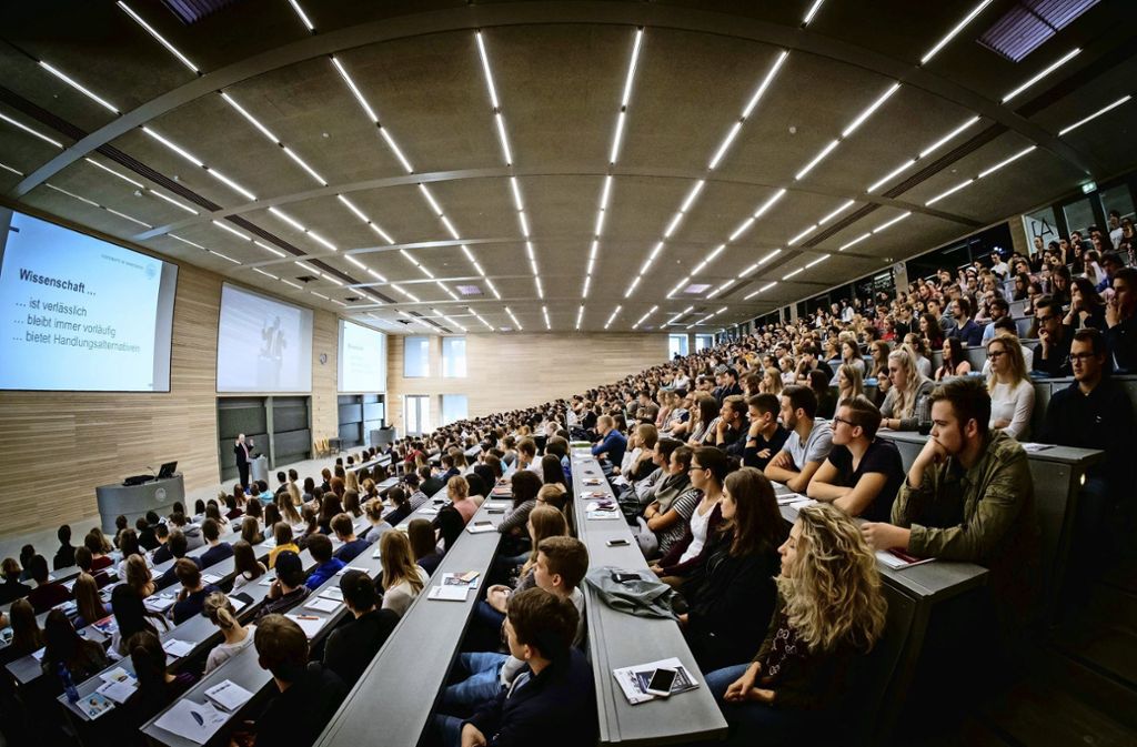 Teils zweistelliger Rückgang der Bewerbungen an Stuttgarter Hochschulen – Anstieg nur bei Masterstudiengängen: Interesse an Studium sinkt