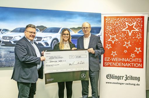 Daimler gehört seit Jahren zu den Großspendern der EZ-Aktion. Erneut übergab Frank Deiß (links) einen 10 000-Euro-Scheck an Patricia Oesterle und Herbert Dachs. Foto: Roberto Bulgrin