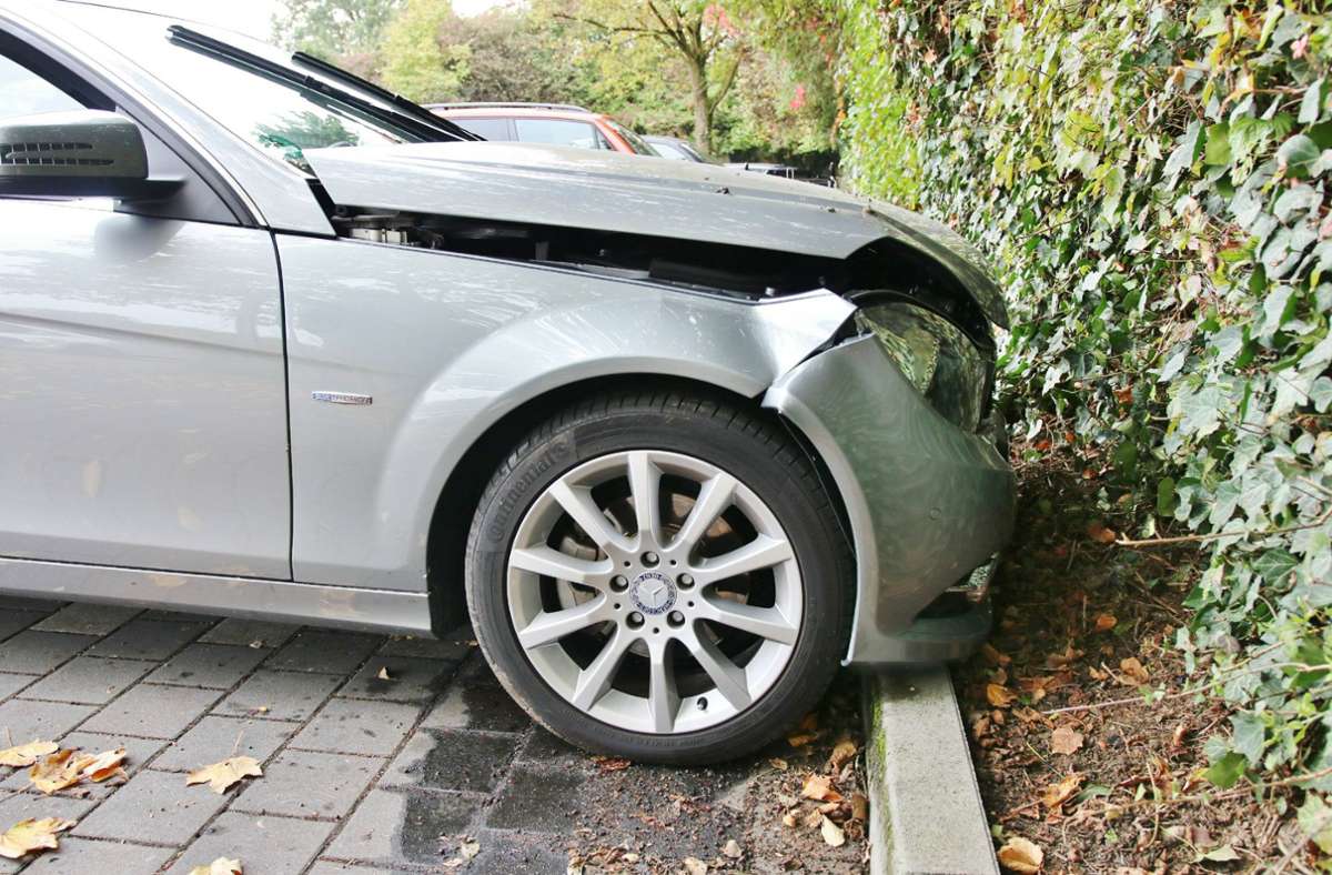 Kaputter Mercedes in Freiberg am Neckar: die Polizei schätzt den Schaden auf rund 12.000 Euro. Foto: 7aktuell.de/Kevin Lermer