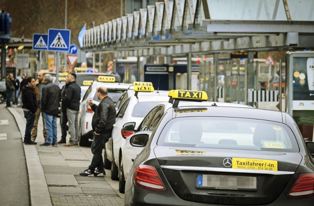 Taxis und Coronakrise  in Stuttgart: Essensauslieferung statt Fahrten zur Dialyse