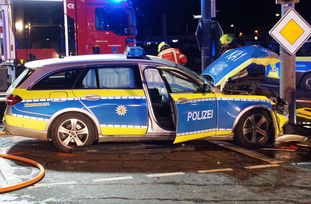 Ein Streifenwagen im Einsatz war mit einem Auto in Niefern-Öschelbronn zusammengestoßen.
