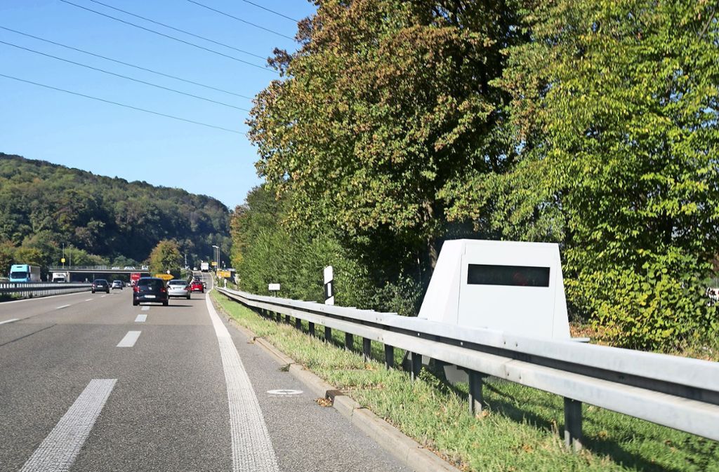Stadt setzt auf eine neuartige Anlage zur Tempoüberwachung: In Esslingen blitzt es aus dem Anhänger