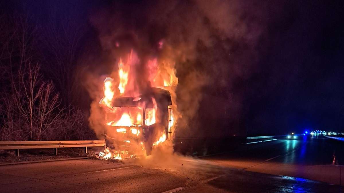 A8 bei Remchingen: Lkw mit Gefahrgut  geht in Flammen auf