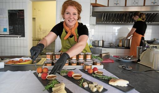 Kleine Küchenkunstwerke: Käseplatten serviert Tanja Leis mit Aprikosen, Rosmarinzweigen und den passenden Käsesorten. Quelle: Unbekannt