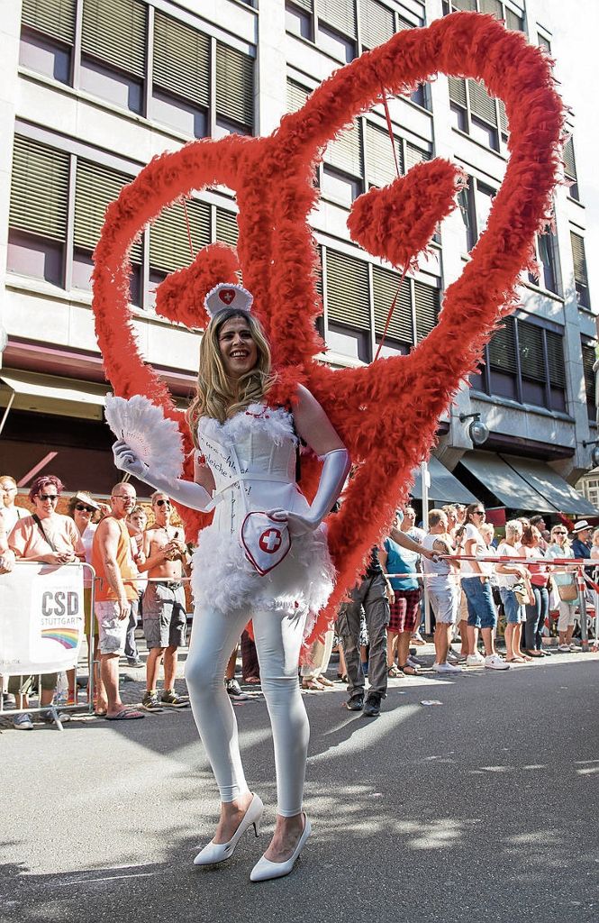 Auffällige Kostümierungen prägen das Bild der Polit-Parade des Christopher Street Day. Foto: dpa