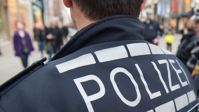 Mann spuckt erst Richtung Polizistin – dann randaliert er auf Königstraße