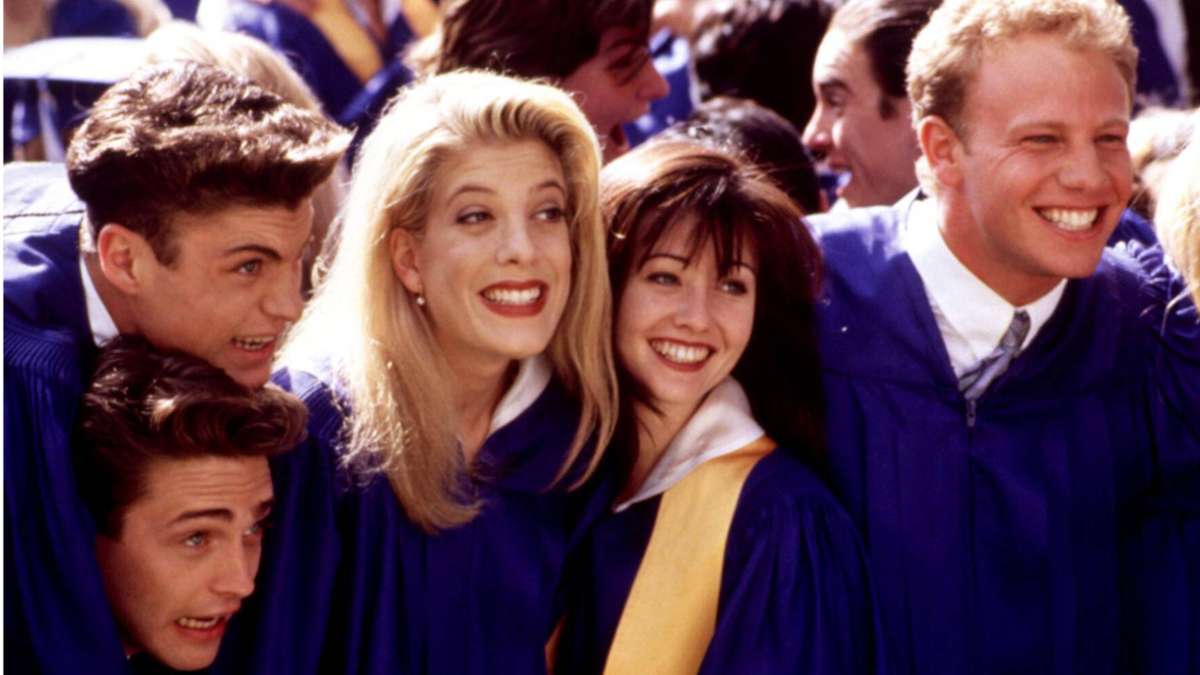 Szene aus „Beverly Hills, 90210“ mit Jason Priestley, Brian Austin Green, Tori Spelling, Shannen Doherty, Ian Ziering (v.l.)