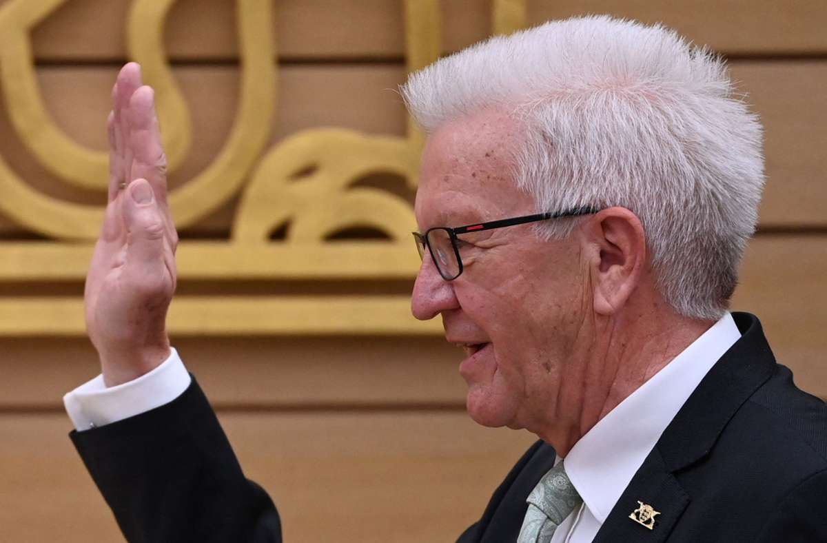 Ministerpräsident Winfried Kretschmann bei der Vereidigung: Das Kabinett in Kretschmanns dritter Amtszeit ist deutlich größer als bisher. Foto: AFP/MARIJAN MURAT