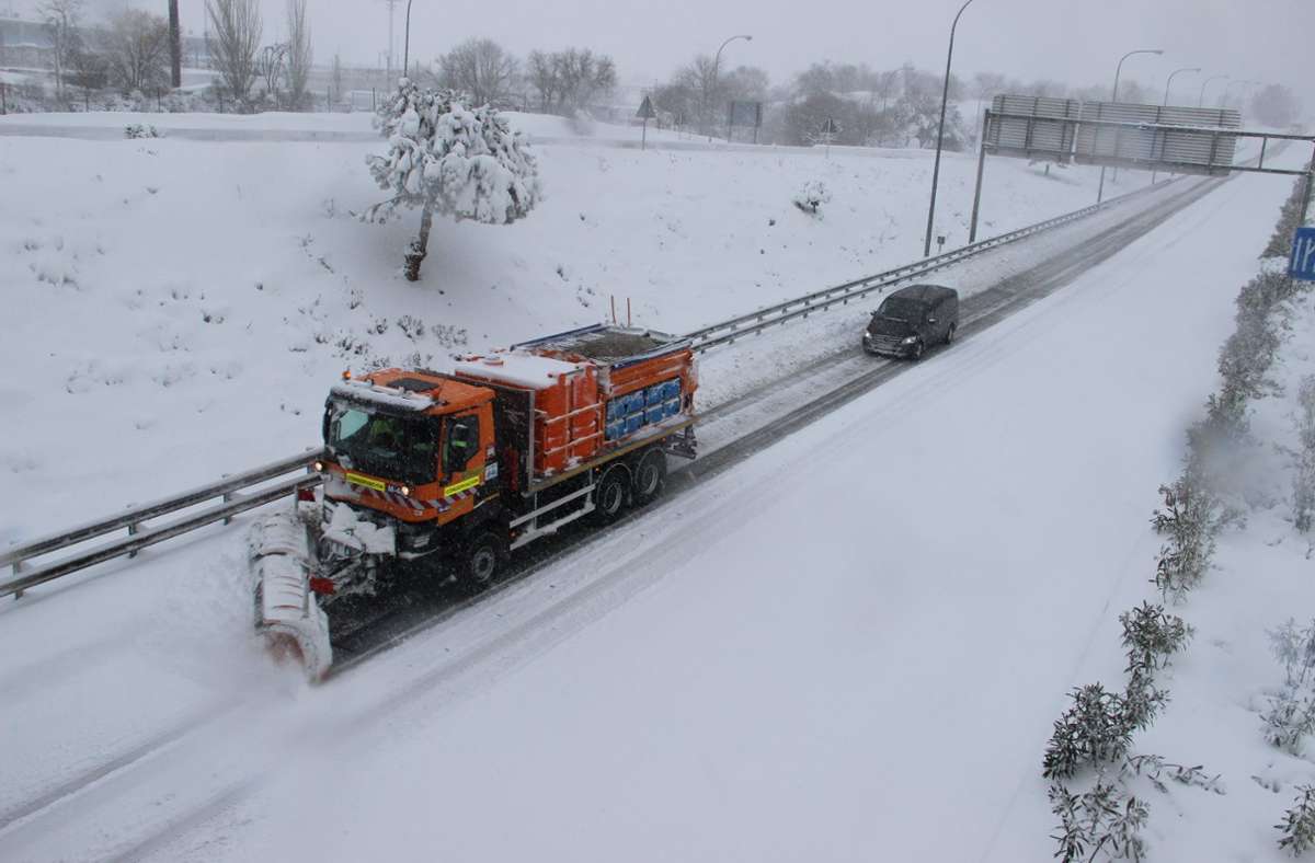 Ein Räumfahrzeug befreit die Fahrbahn der Autobahn M40 von Schnee.