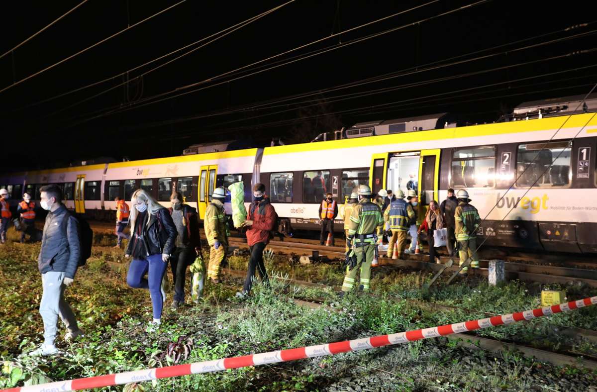 Nach Oberleitungsschaden in Esslingen: 132 Menschen aus Zug evakuiert
