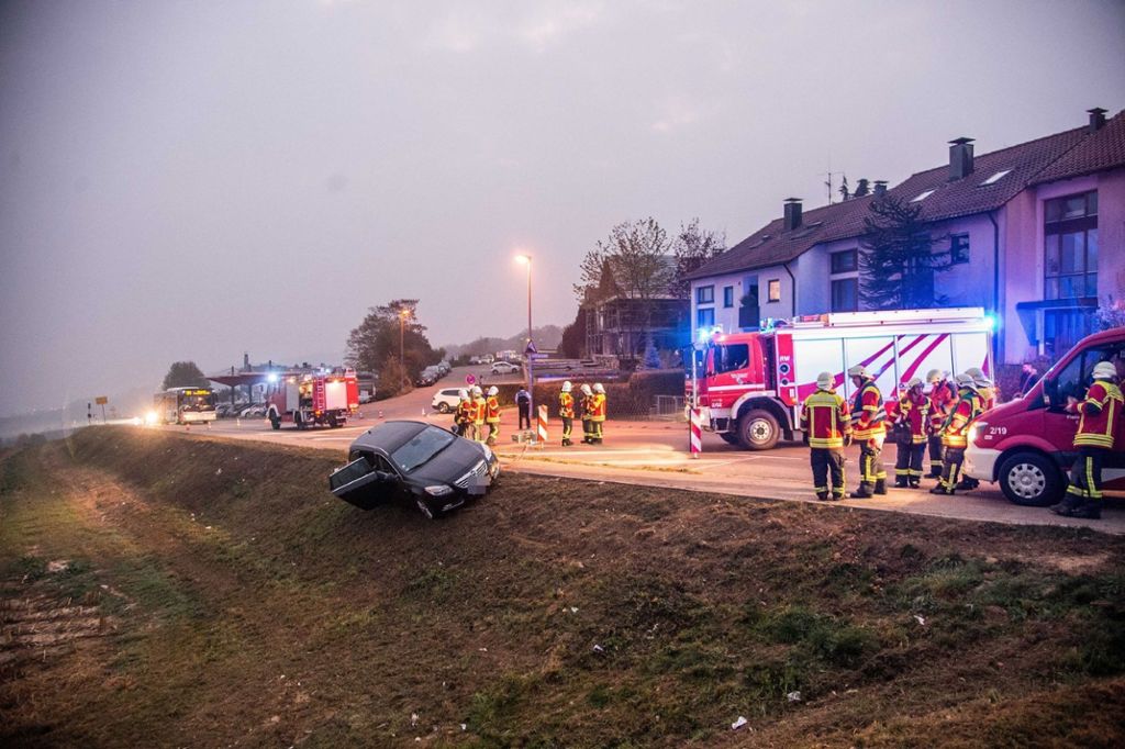 Der 23-Jährige hatte auf einem Hang an einer Aussichtsplattform geparkt: Auto drohte umzukippen: Feuerwehr rettet Betrunkenen in Ostfildern