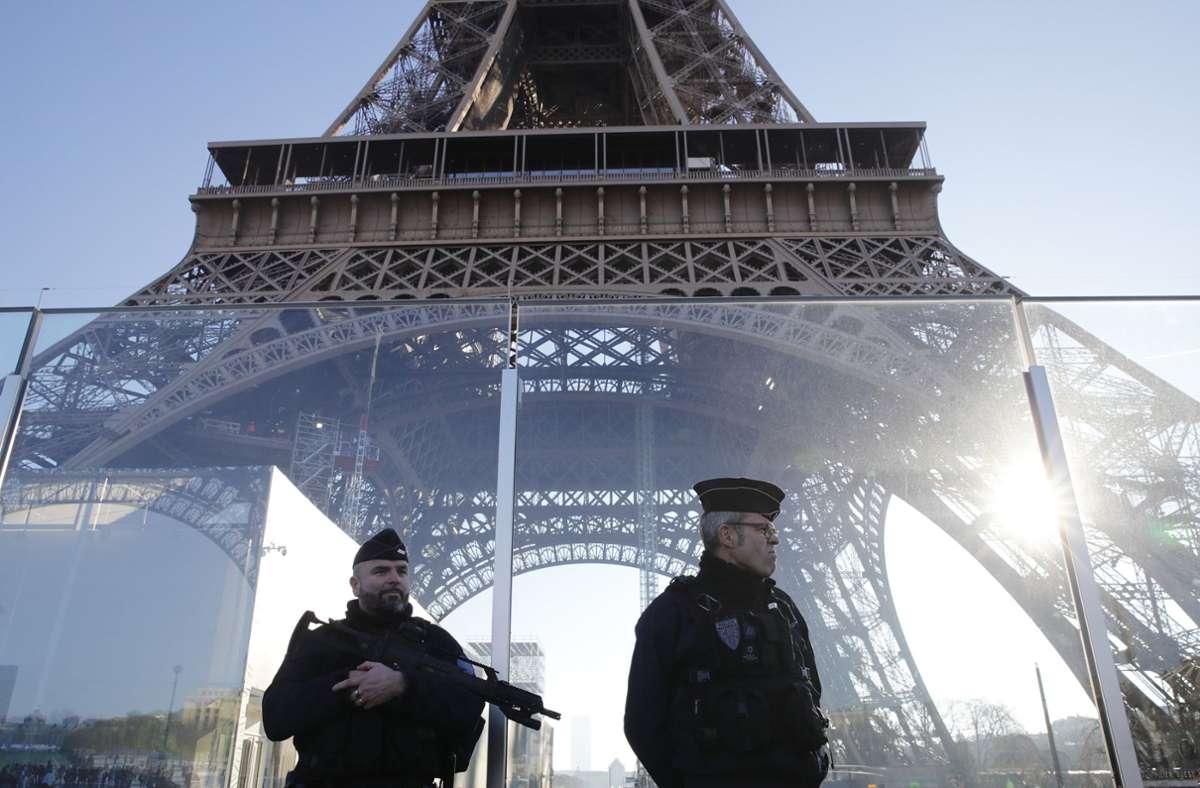 Paris: Mann springt mit Fallschirm vom Eiffelturm – Festnahme