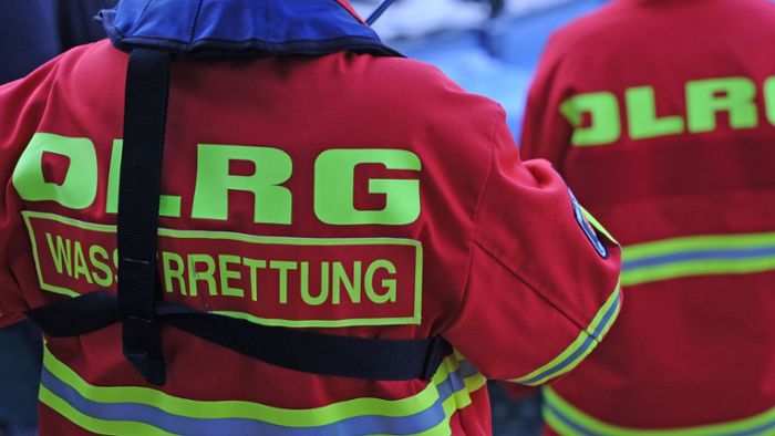 Rettungskräfte suchen Menschen im Rhein