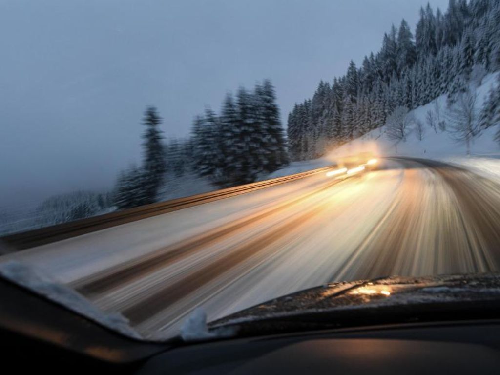 Schnee am Wochenende - Autofahrer müssen mit glatten Straßen rechnen