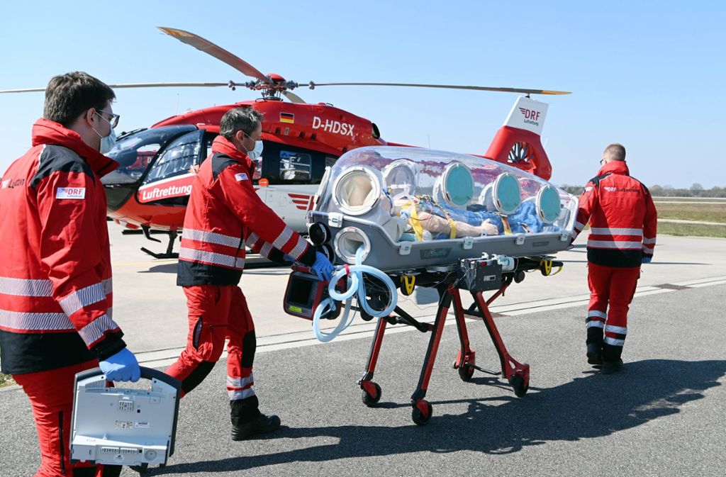 DRF Luftrettung Baden-Württemberg: Hubschrauber  mit Isoliertrage für Corona-Patienten ausgerüstet