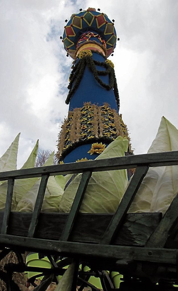 Auffrischung für die 26 Meter hohe Fruchtsäule: Geschmücktes Wahrzeichen