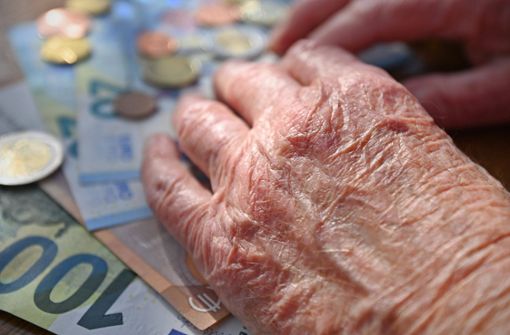 Rentnerinnen und Rentner sollen zur Entlastung 300 Euro bekommen (Symbolbild). Foto: IMAGO/Sven Simon/IMAGO/Frank Hoermann/SVEN SIMON