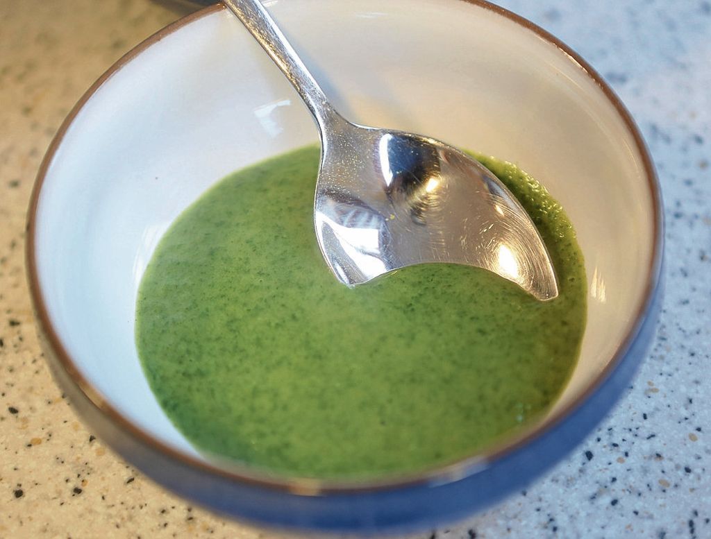 Frisch und grün sieht die Suppe aus Wildkräutern aus. Mit Sahne und Butter verfeinert, ist das eine richtige Mahlzeit.