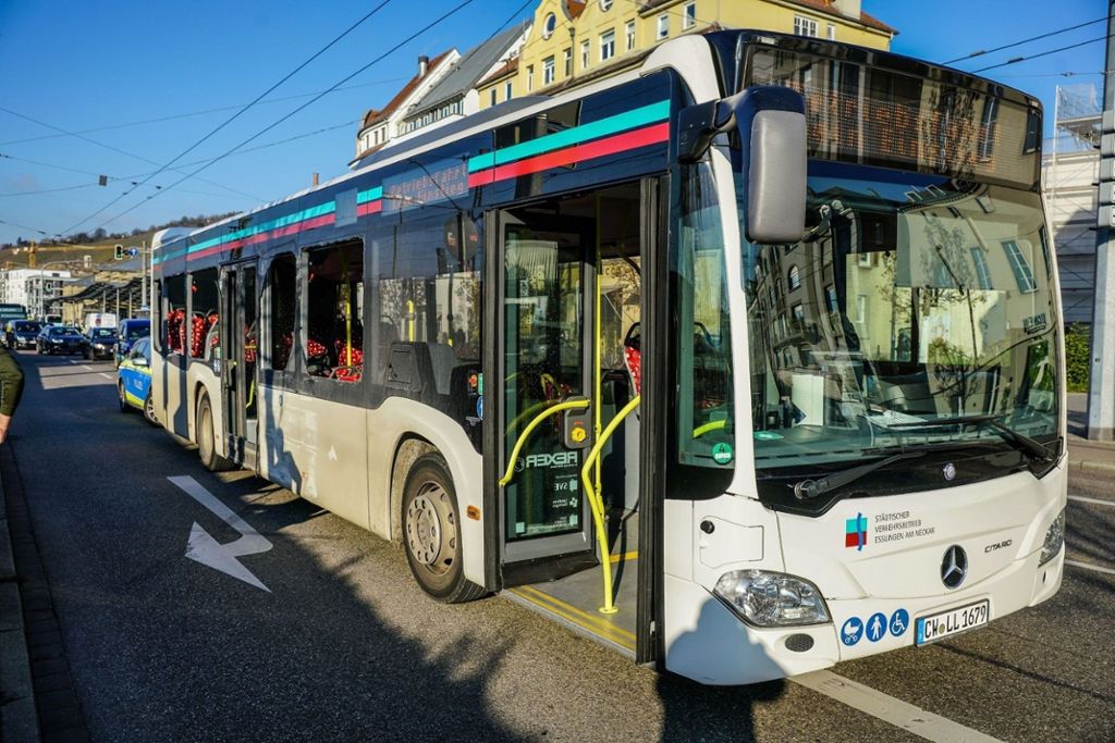 Der Crash ereignete sich in der Nähe des Busbahnhofs: Esslingen: Unfall mit zwei Linienbussen