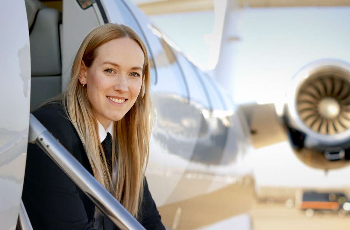 Judith Bittner hat die Fluglizenzen für den Airbus A 320 und für den Business Jet Phenom 300 E. Das Ziel der Co-Pilotin ist, eines Tages Kapitänin zu werden. Foto: Leonie Schüler