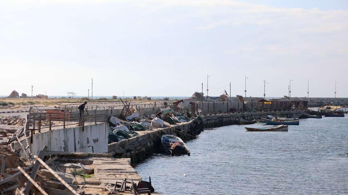 Blick auf einen beschädigten Hafen in Gaza-Stadt. Der Hafen von Gaza-Stadt ist kaputt und zu flach für große Schiffe. Doch die USA und andere wollen nun für eine begrenzte Zeit einen neuen Hafen einrichten.