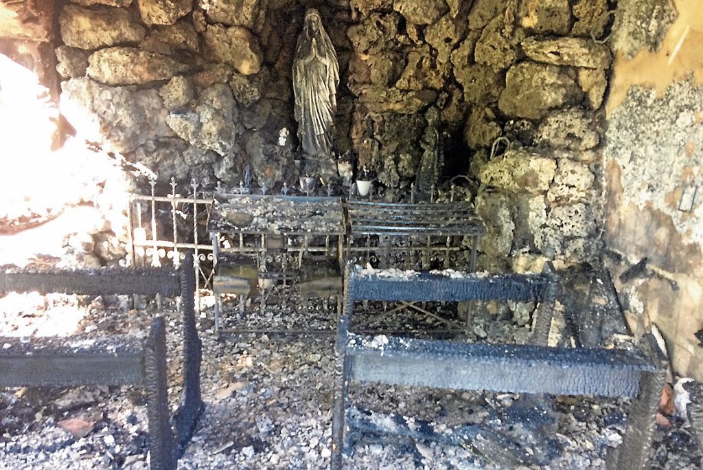 Brand zerstört Kapelle mit Lourdes-Grotte in Walldürn - „Ein Schock“ - Für den Wiederaufbau sind Spenden nötig: Feuer am Wallfahrtsort