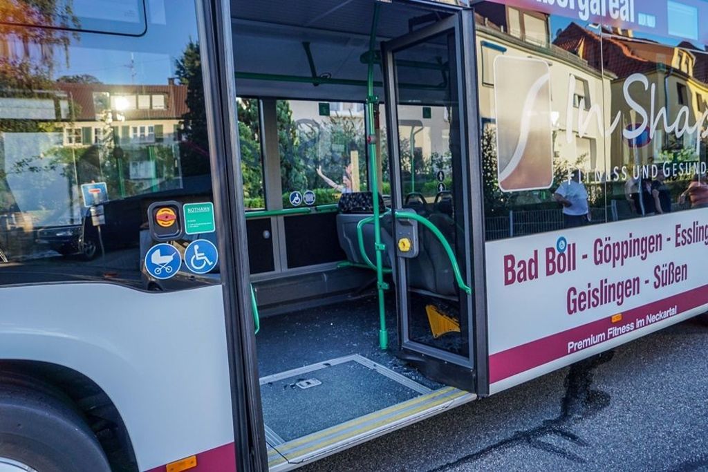25.8.2016 Mehrere Menschen haben sich bei einer Busvollbremsung in Esslingen verletzt.