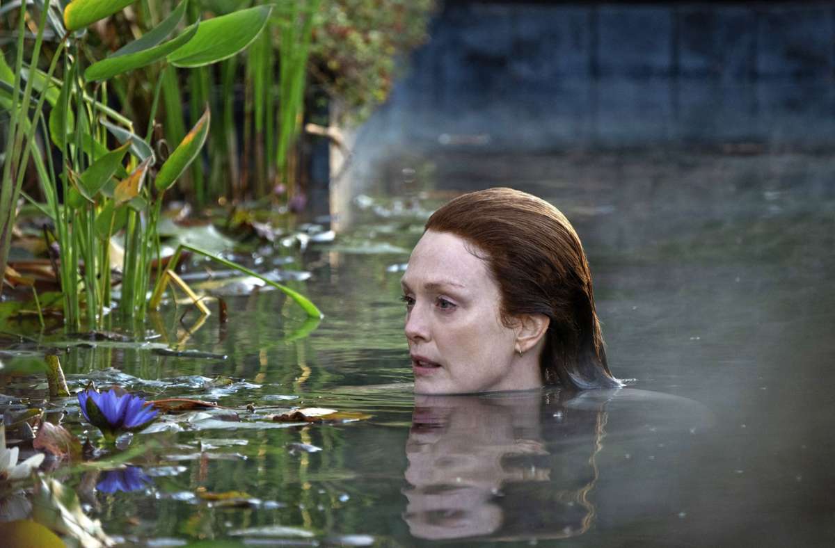 Lisey (Julianne Moore) badet. Oder versinkt sie da gerade in Trauer?
